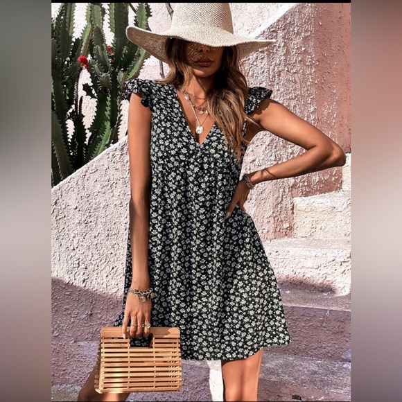 SHEIN Dresses & Skirts - 3/$20 Shein black ruffle sleeve, V-neck daisy flower dress-New